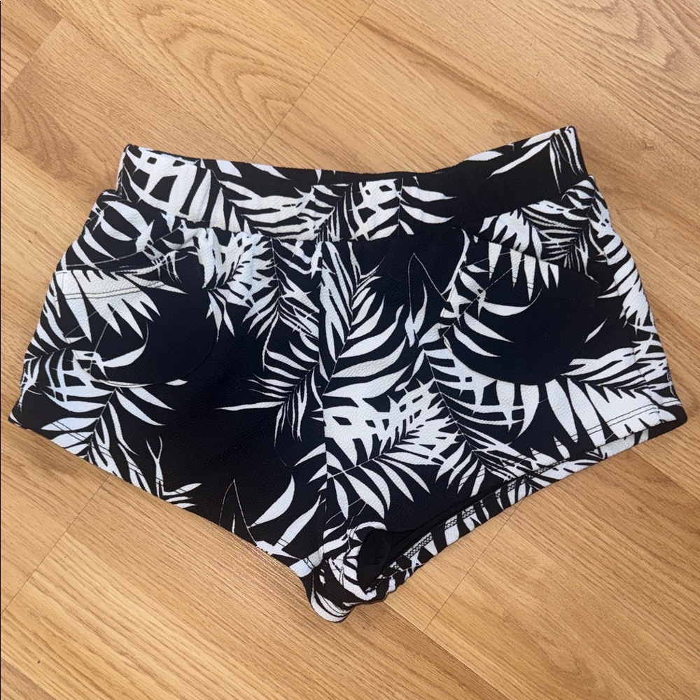Lucy Love Shorts and White Leaf Print Women's Size Medium